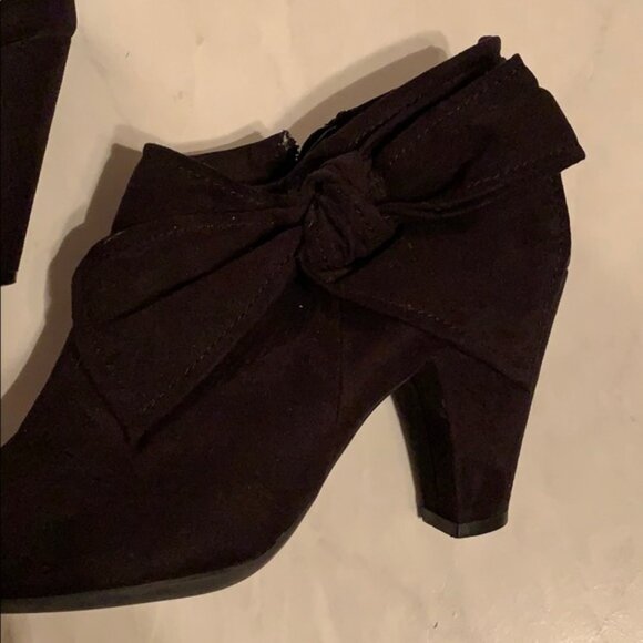 👀 Kim Rogers black bow booties size 9 - Picture 2 of 4